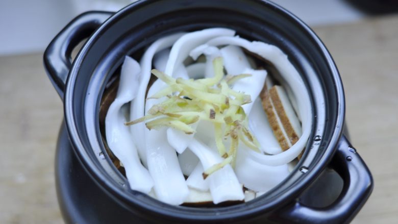 金针菇土豆粉条烩菜,8、再放入粉条、姜丝