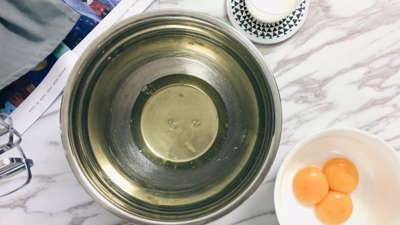 如何轻松制作一个完美的Pancake,蛋清、蛋黄分离,蛋清必须放在无油无水的容器中,否则打发不起来。