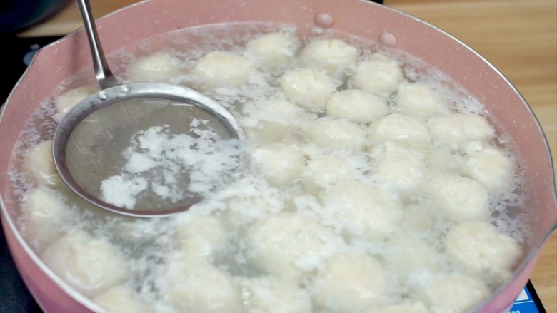 鱼丸自己动手做,又鲜又美味~,做好的鱼丸都放到锅里以后开火煮10分钟左右,中途撇去浮沫