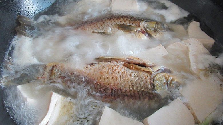 想补钙就喝鲫鱼豆腐汤,放入煎好的鱼、热水,大火烧开后继续煮9分钟,捞去表面浮沫