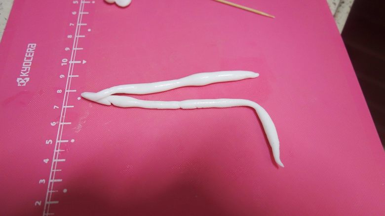 香草慕斯独角兽慕斯.,准备一点翻糖搓成长条,两条交叉拧成麻花