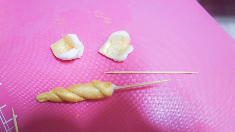 香草慕斯独角兽慕斯.,插上牙签固定,耳朵用模具压成心形 粘上金粉用牙签固定,放干燥处保存备用