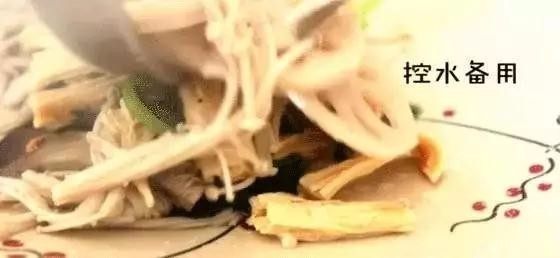 家常麻辣香锅的做法,煮熟后将蔬菜捞出,控水备用。藕的话根据个人喜好,可以选择早一点或者晚一点下水,早一点煮的比较熟口感软,晚一点口感就比较脆。