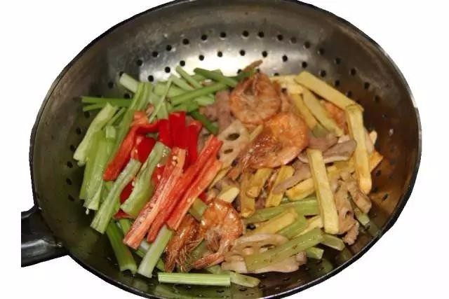 家常麻辣香锅的做法,前期准备工作完成后,油锅下油加入五花肉煸熟,放入葱姜,接着加入麻辣香锅调味料,再放入所有食材翻炒均匀即可