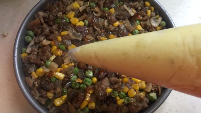 牧羊人派,我把土豆泥装入裱花袋里,再铺在牛肉料上