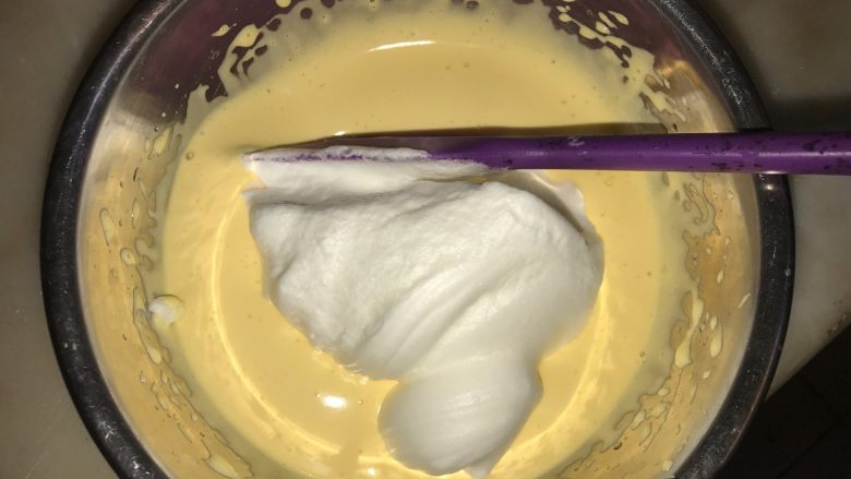 桑葚蓝莓慕斯蛋糕,三分一蛋白放入蛋黄糊里,戚风手法翻拌,大至拌匀即可