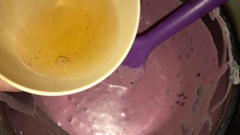 桑葚蓝莓慕斯蛋糕,吉利丁片提前用冰水泡半小时,挤干水后隔水融化后倒入果酱奶油奶酪里拌匀。