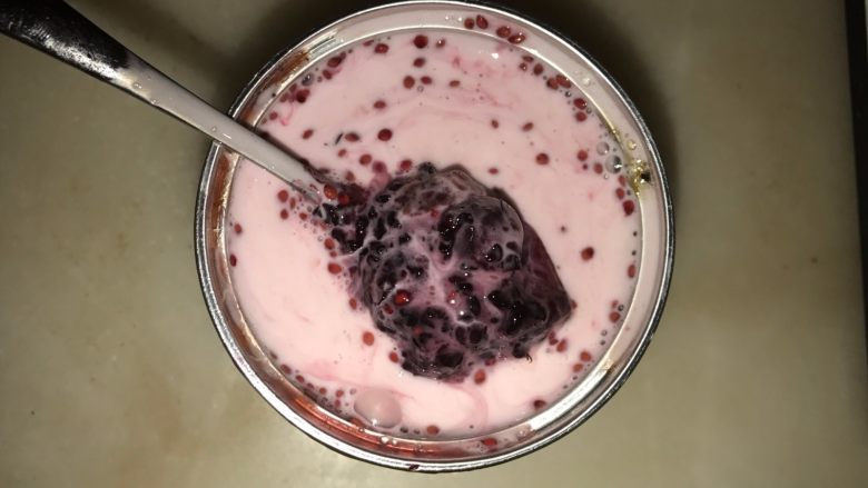 桑葚蓝莓慕斯蛋糕,自制的桑葚酱和蓝莓酱加入酸奶拌匀。也可以用市售的果酱,用随便单一一种就可以,我用两种是因为量不够,混着用。