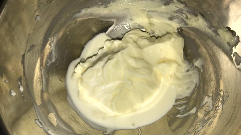 桑葚蓝莓慕斯蛋糕, 逐量加入淡奶油,打发至吸收完淡奶油后再加下一次,装入裱花袋,我用的小号星星嘴