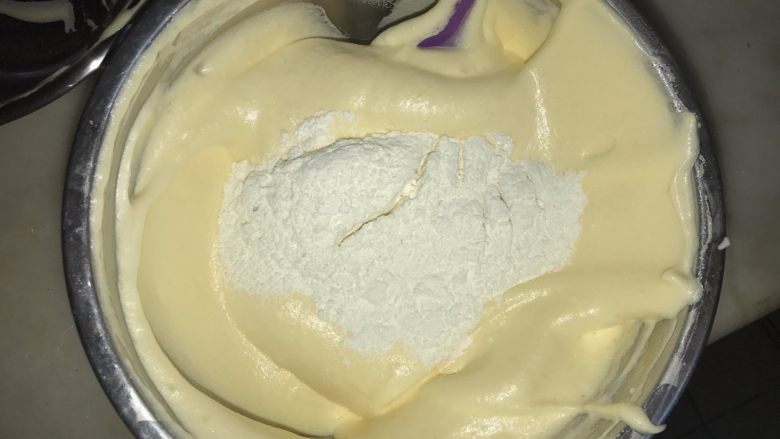桑葚蓝莓慕斯蛋糕, 倒入筛过的低粉,拌至无颗粒即可