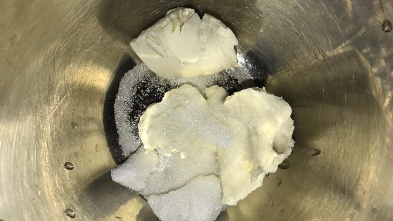 桑葚蓝莓慕斯蛋糕,制作慕斯:奶油奶酪室温软化,加细砂糖打发均匀顺滑。如果冬天奶油奶酪隔水软化。