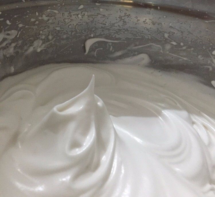 桑葚蓝莓慕斯蛋糕,蛋白分次三加入细砂糖高速打发,最后一次细砂糖在蛋白打至倒扣不流动后再加,打至有光泽后转低速打发,把气泡卷走让蛋白变细腻