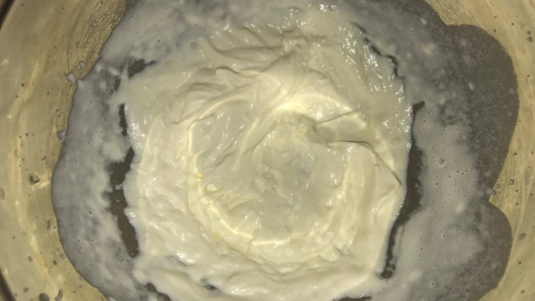 桑葚蓝莓慕斯蛋糕, 淡奶油打至6分发,能流动状态。