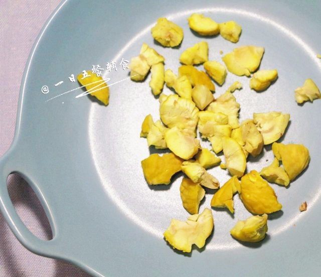 板栗杂粮粥 宝宝辅食,养胃健脾、补肾强筋,板栗的大小要由宝宝的月龄决定,6—9个月将板栗加水打成顺滑的板栗泥加入,2岁以下尽量都不要给孩子吃颗粒坚果。
