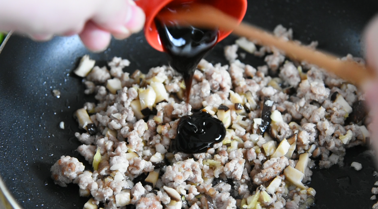 厨师长制作经典名菜之过桥豆腐,再倒入蒜姜末、香菇末翻炒,炒匀后倒入15g<a style='color:red;display:inline-block;' href='/shicai/ 721'>蚝油</a>