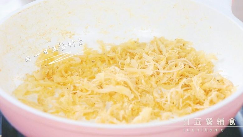 银鱼粉 宝宝营养辅食,补锌开胃、增高补钙,直到炒干,没有水分,柚妈炒了10分钟。如果感觉不好判定是否干了,先进行下一步。