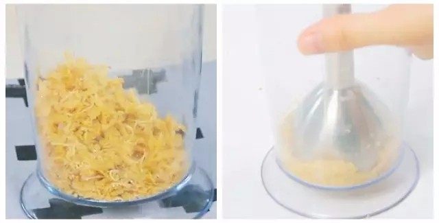 银鱼粉 宝宝营养辅食,补锌开胃、增高补钙,倒出来晾凉,凉下来了打粉。打完粉如果还有点湿,再回锅炒几下,炒到彻底变干,再打一次粉。
🌻小贴士:如果第二次翻炒后感觉还不干就再次翻炒搅拌