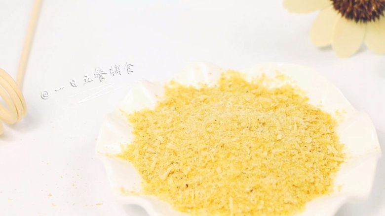 银鱼粉 宝宝营养辅食,补锌开胃、增高补钙,一点点就很鲜美~每次不要贪多,适量添加哦。装密封瓶中放冰箱冷藏1个月内吃完,实在做多了,装密封罐冷冻3个月。🌻关键点:炒完后要凉下来打成粉