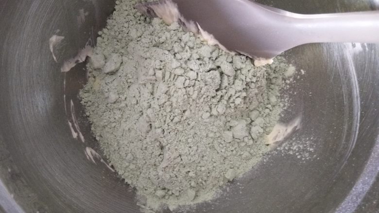 抹茶小饼干,加入过筛的抹茶粉和低粉,用硅胶刀拌匀