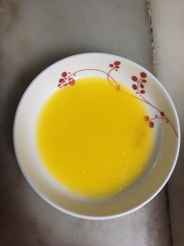 抹茶歌剧院,蛋糕糊里拌入融化的26克<a style='color:red;display:inline-block;' href='/shicai/ 887'>黄油</a>,拌至有光泽后,倒入铺好烤纸28*28烤盘里,220度烤8分钟,中途可调换烤盘位置