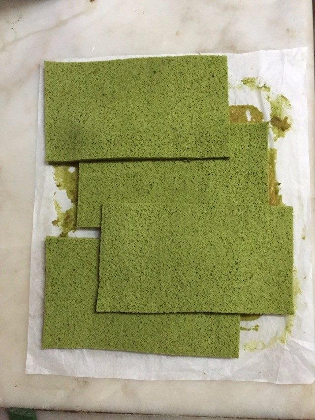 抹茶歌剧院,晾凉后将蛋糕先分两半,每份再上下分割成两块,变成四块蛋糕