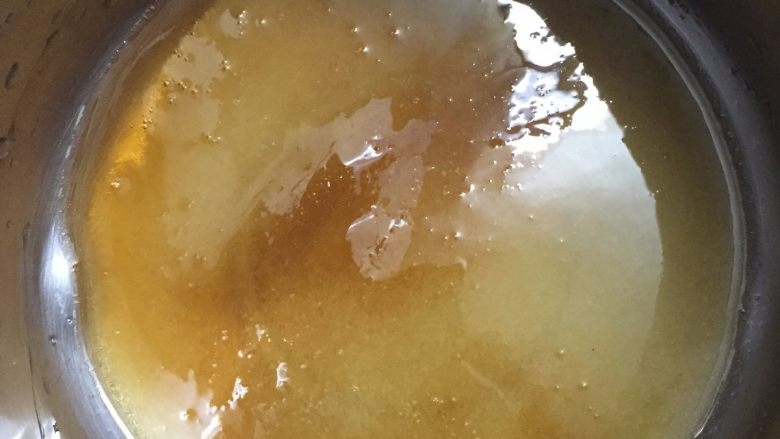 抹茶歌剧院,50克砂糖和16克水小火加热至116度,加入蛋黄里继续打发至冷却