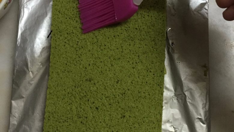 抹茶歌剧院,接下来是将蛋糕组合起来,这块是冷藏后的蛋糕,巧克力在底部,刷上香草糖浆,一定要刷很多才好吃,四块蛋糕至少要刷一半香草糖浆