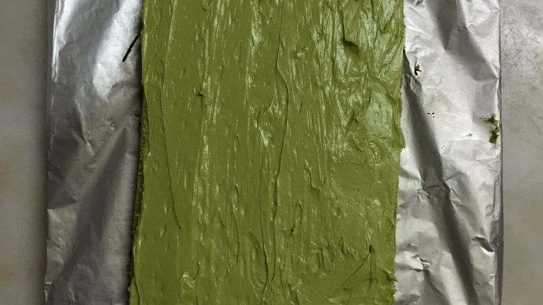 抹茶歌剧院,抹上抹茶奶油霜,奶油霜要平均抹两块蛋糕