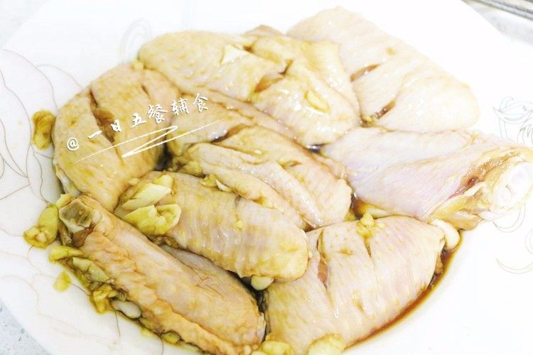 香煎鸡翅 宝宝辅食，外脆里嫩,将翅中洗净后，划两刀，用盐、<a style='color:red;display:inline-block;' href='/shicai/ 788'>生抽</a>、<a style='color:red;display:inline-block;' href='/shicai/ 718'>料酒</a>和蒜末搅拌均匀，腌制备用，腌制10分钟，时间更久更好啦。