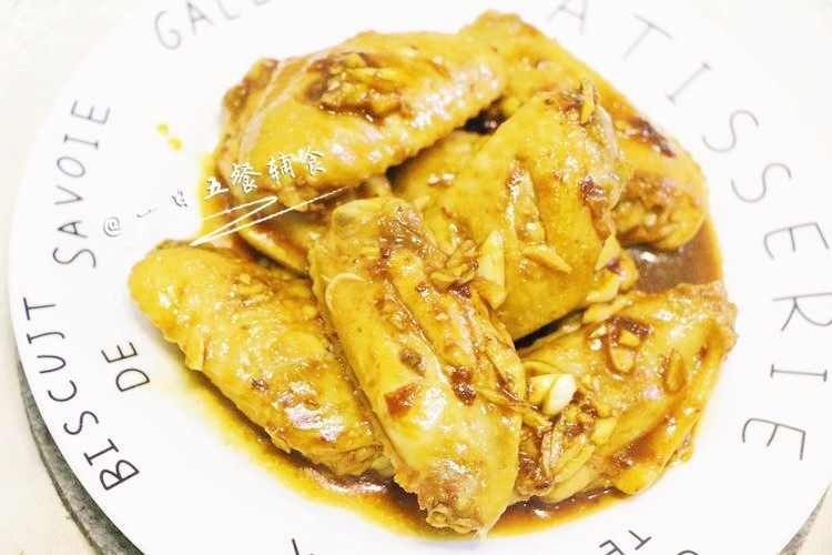 香煎鸡翅 宝宝辅食，外脆里嫩,宝宝拿在手里嚼，特别香，肉质很嫩，啃个2，3个是没问题的。