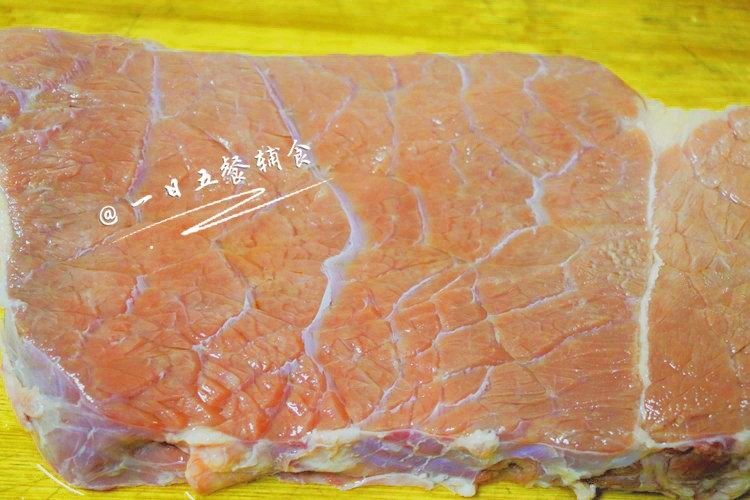 手工牛肉丸 宝宝辅食，Q弹紧实，细嫩弹牙,<a style='color:red;display:inline-block;' href='/shicai/ 216'>牛肉</a>剁细，边剁边剔去白色的筋膜，程度以能达到肉泥的状态为好。没时间或者懒得剁的，跟我一样将<a style='color:red;display:inline-block;' href='/shicai/ 216'>牛肉</a>切小块，用搅碎机打成<a style='color:red;display:inline-block;' href='/shicai/ 216'>牛肉</a>糜