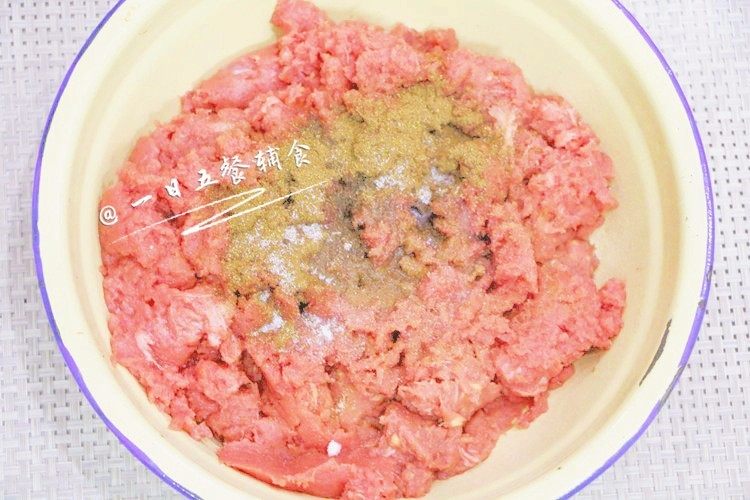 手工牛肉丸 宝宝辅食，Q弹紧实，细嫩弹牙, 肉糜盛入一个大碗或者大盆里，按口味添加<a style='color:red;display:inline-block;' href='/shicai/ 134296'>白胡椒粉</a>，盐和<a style='color:red;display:inline-block;' href='/shicai/ 744'>五香粉</a>，取四只筷子搅匀。（我这盆还不够深，搅打的时候会溅出来，最后又换了个比较深的锅）