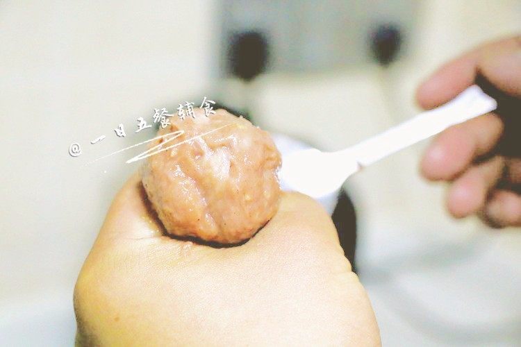 手工牛肉丸 宝宝辅食,Q弹紧实,细嫩弹牙,搅打好的肉馅放入碗中,紧贴肉馅表面包覆好保鲜膜,移入冰箱3-4个小时或过夜,让胶质更佳具有黏性。
取出肉馅,用虎口挤出肉丸。