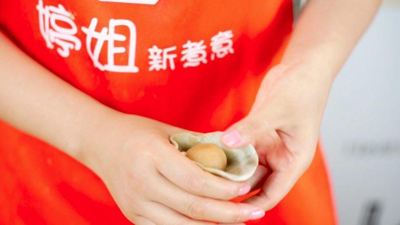 抹茶蛋黄酥&紫薯蛋黄酥,包住馅料,用虎口收紧