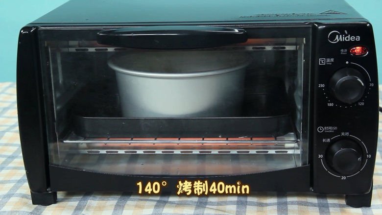DIY美国队长蛋糕,放进烤箱,低温140度烤制40分钟。