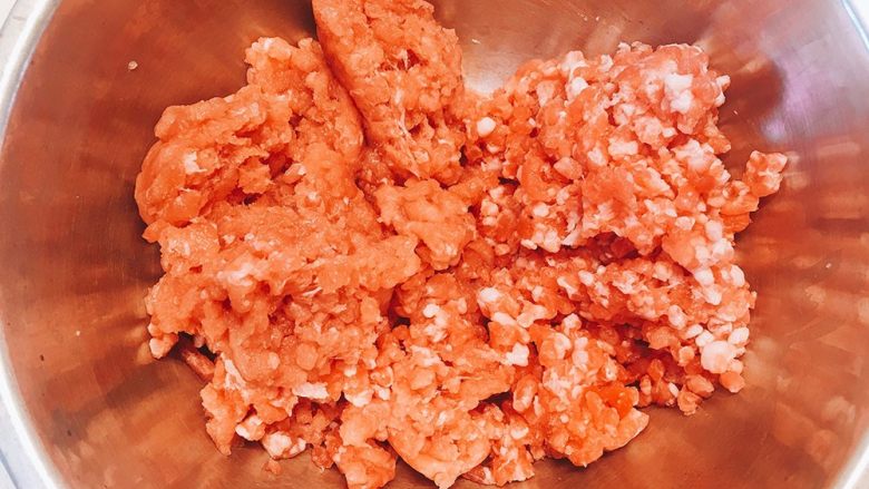 改良版珍珠丸子,将两种肉馅化冻后混合在一起;