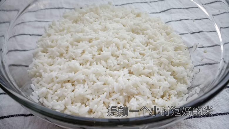 腊味煲仔饭,提前一个小时泡好米