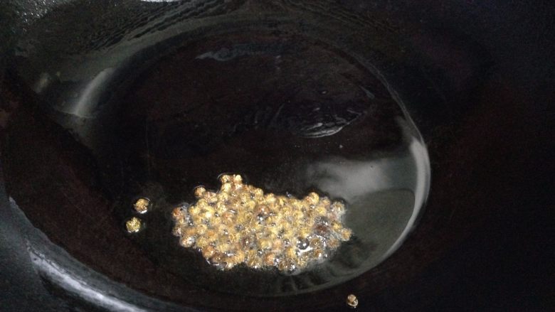 #辣味#麻辣肥肠,热锅凉油小火倒入麻椒炒至变色