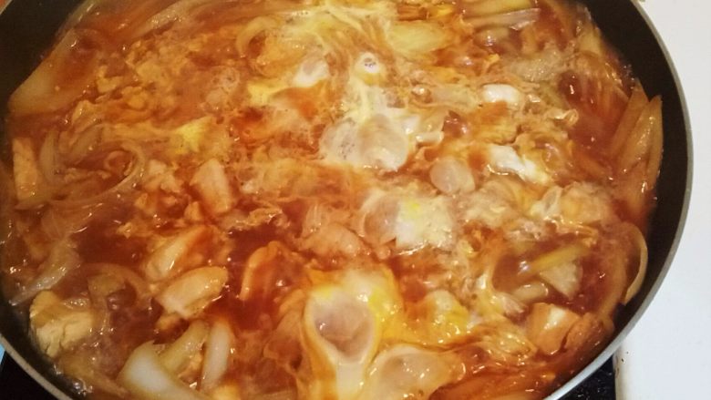30分钟上菜-日式亲子丼(2人份),几分钟后,淋上蛋液后,继续开火,等待收汁