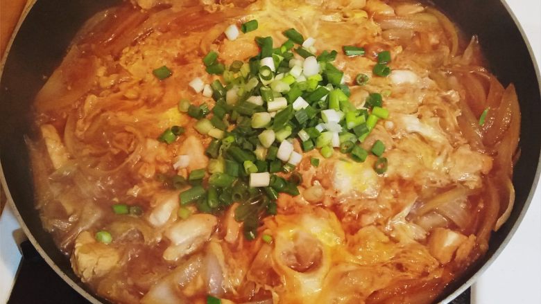 30分钟上菜-日式亲子丼(2人份),洒上葱花后,呈上一碗热腾腾白饭,就大功告成啦