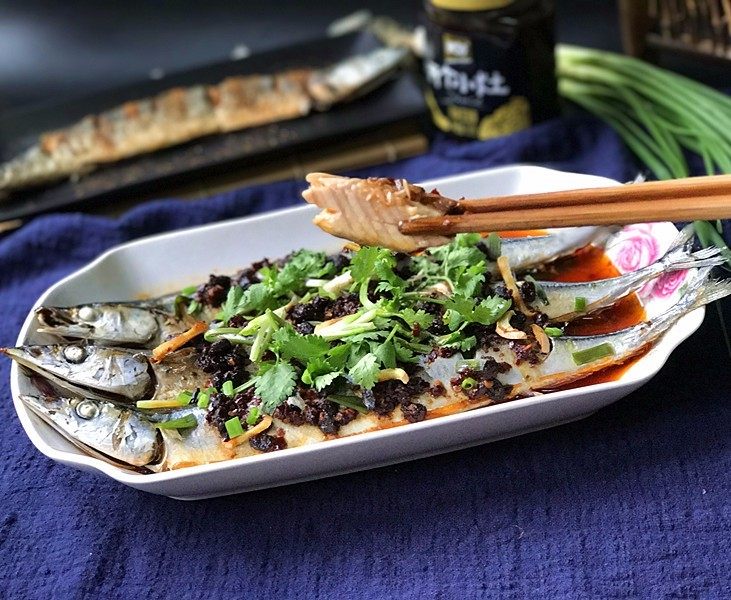 豆豉辣酱蒸秋刀鱼,看:鱼肉真的细嫩哟