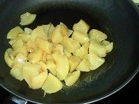 #甜味#焦糖桃子翻转蛋糕,控去水分的桃子倒入锅中,