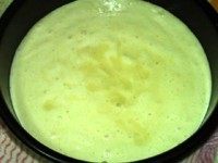 #甜味#焦糖桃子翻转蛋糕,倒入铺好桃子的模具中,轻轻磕出大泡