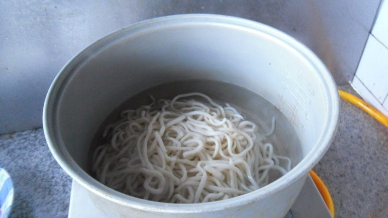 菌菇乌冬面, 锅烧开水,放入乌冬面烫熟