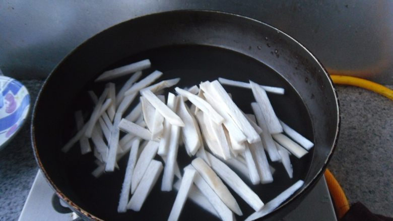 菌菇乌冬面, 把杏鲍菇放入锅中焯熟