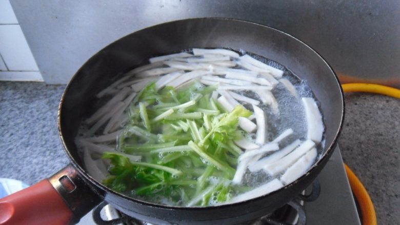 菌菇乌冬面, 然后放入芹菜,烧开即可关火,捞出备用