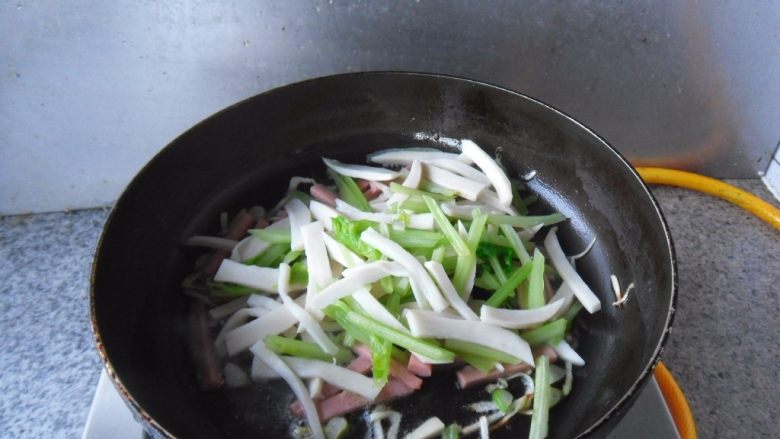 菌菇乌冬面,然后,放入杏鲍菇、芹菜