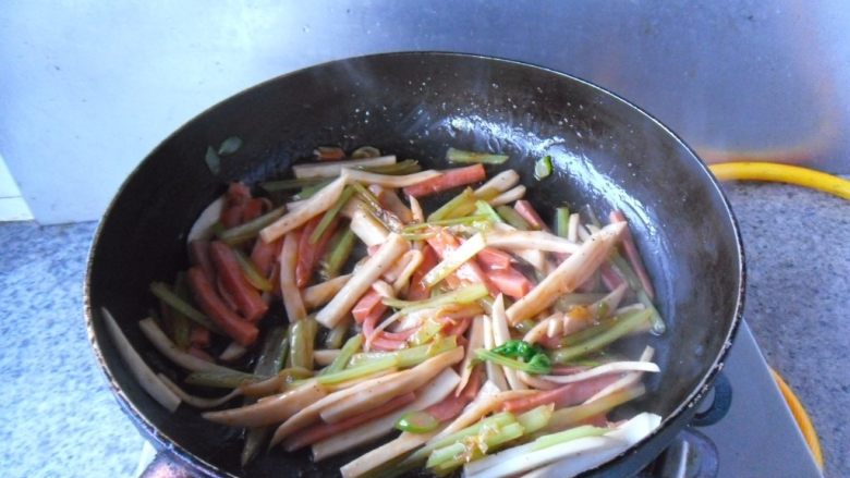 菌菇乌冬面, 翻炒均匀,加盐、<a style='color:red;display:inline-block;' href='/shicai/ 3729'>白糖</a>调味。
