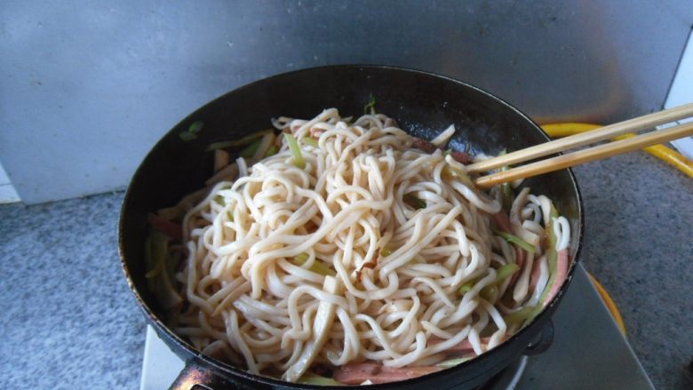菌菇乌冬面,炒匀即可关火