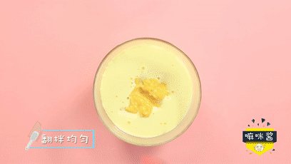 酸奶南瓜蒸蛋糕,南瓜糊倒入打发好的蛋黄中翻拌均匀。
ps:妈妈们要用翻拌的手法,边上下翻拌边旋转碗,不要来回划圈,以免消泡,影响蓬松的口感。